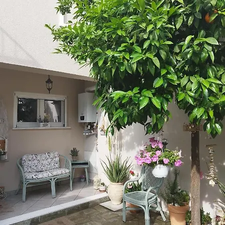 Mary's Dreamy Maisonette *